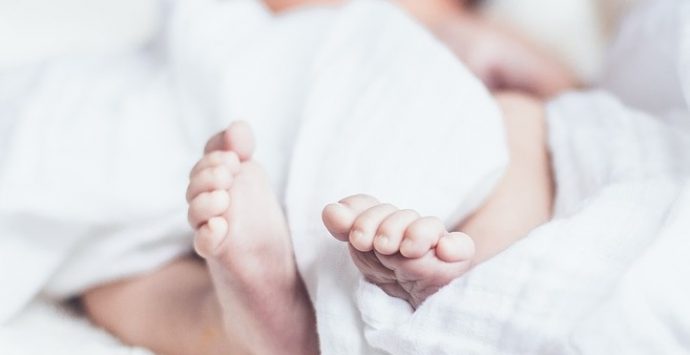 Contagiata dal Covid partorisce a Catanzaro: mamma e bimbo stanno bene