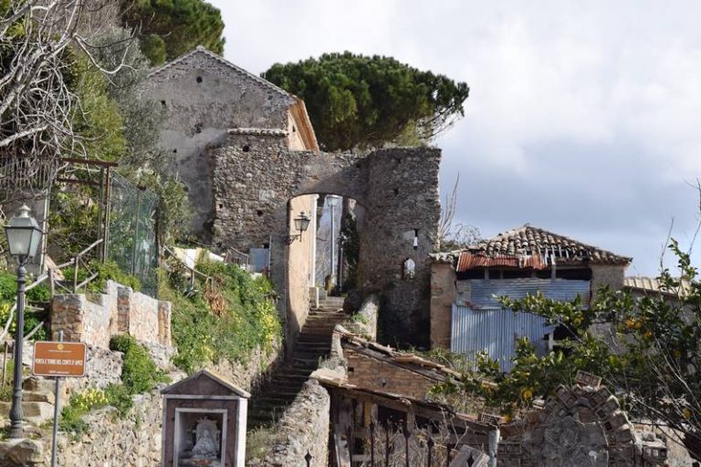 La Porta del Conte d’Apice versa nel degrado, l’appello di ViboInsieme al Comune