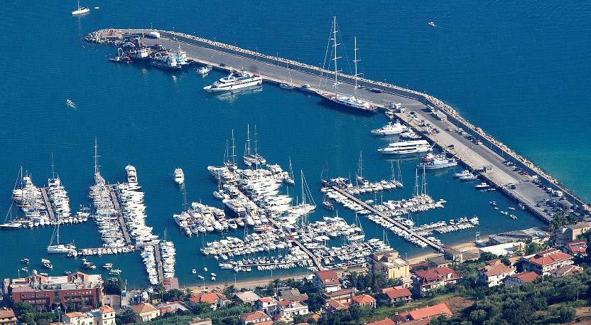 I pontili turistici del porto di Vibo Marina