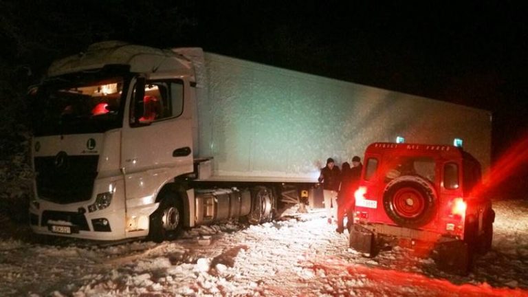 Tir bloccato per tre giorni tra Cassari e Grotteria, camionisti allo stremo soccorsi dai Vigili del fuoco