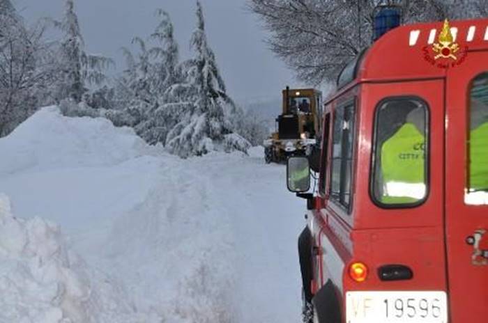 I Vigili del fuoco vibonesi tra la neve e le macerie del Centro Italia