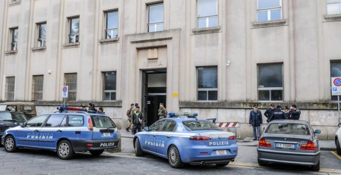 Con la pistola a gas in Tribunale a Vibo, bloccato all’ingresso