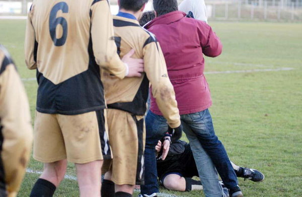 Arbitro aggredito a calci e pugni a Fabrizia