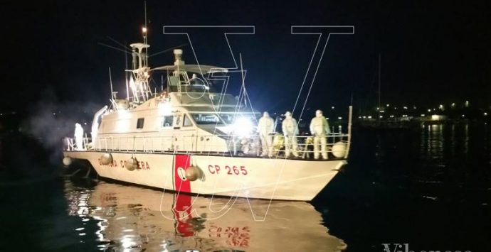 Migranti, in 450 soccorsi al largo di Tripoli dalla motovedetta partita da Vibo Marina (FOTO)