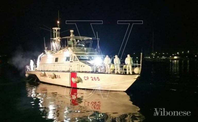 Migranti, la motovedetta Cp 265 rientra a Vibo Marina dopo 2 mesi a Lampedusa
