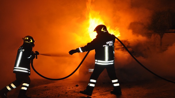 Furgone in fiamme a Caroniti, indagano i carabinieri