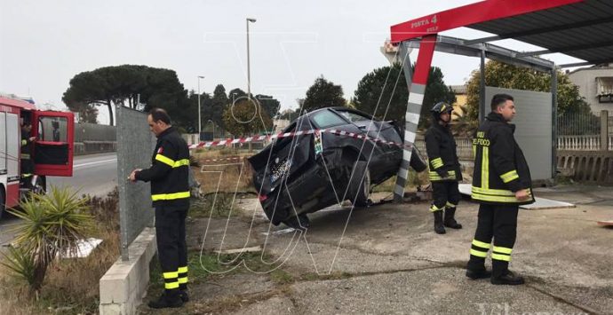 Incidente alle porte di Vibo: auto esce di strada e finisce contro un autolavaggio (VIDEO)