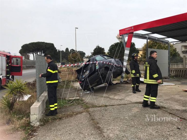 Incidente alle porte di Vibo: auto esce di strada e finisce contro un autolavaggio (VIDEO)