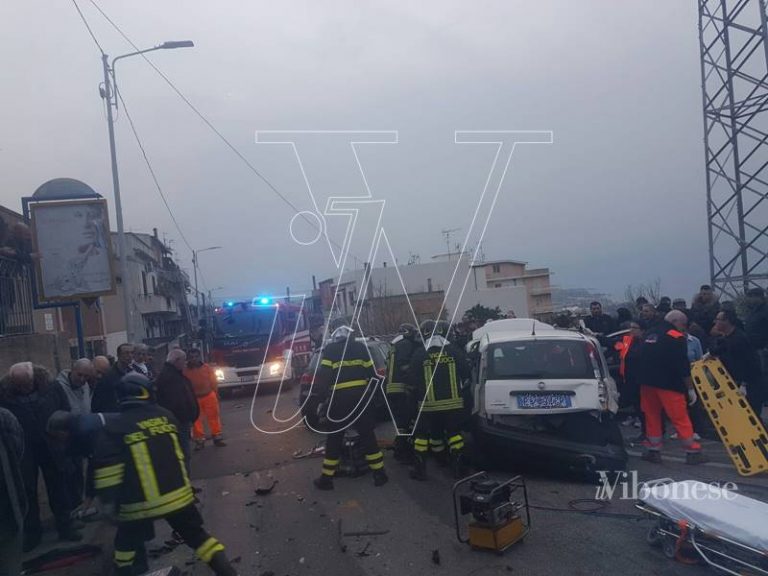 Incidente stradale a Longobardi, feriti gravi (FOTO)