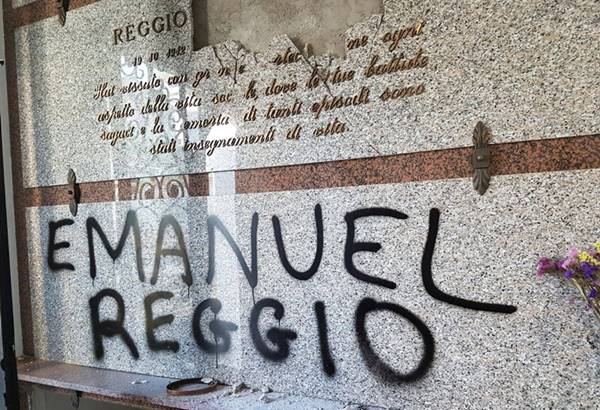 Raid vandalico al cimitero di Nicotera, profanata la cappella dell’ex sindaco Reggio
