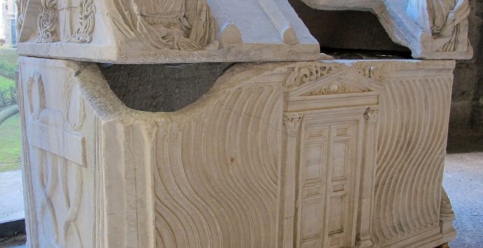 Sarcofago di Ruggero d’Altavilla, nuovo appello al ministro: «Il reperto torni a Mileto»