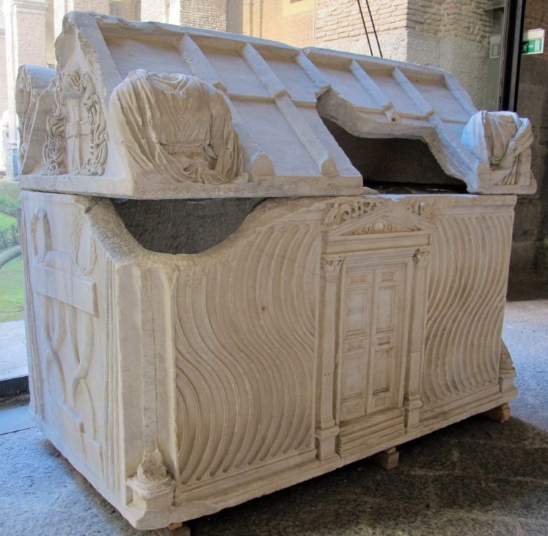 Sarcofago di Ruggero d’Altavilla, nuovo appello al ministro: «Il reperto torni a Mileto»