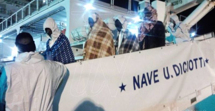 La nave “Diciotti” attracca a Vibo Marina, iniziato lo sbarco di oltre 600 migranti (FOTO)