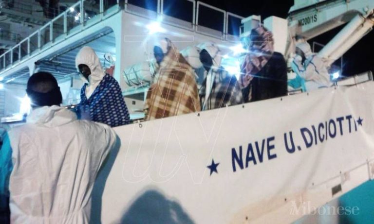 La nave “Diciotti” attracca a Vibo Marina, iniziato lo sbarco di oltre 600 migranti (FOTO)