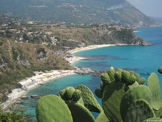 Occupazione abusiva di suolo demaniale a Capo Vaticano, sequestrati sdraio e ombrelloni