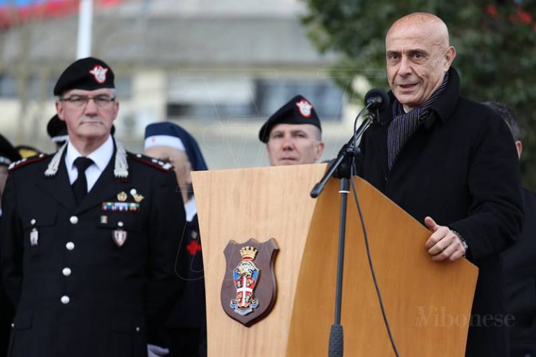 Nuovo Battaglione “Calabria” a Vibo, Minniti: “Un ulteriore reparto per sconfiggere la ‘ndrangheta” (VIDEO)