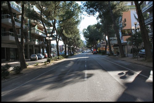 A spasso con in spalla il divano rubato da un bar, denunciato studente vibonese