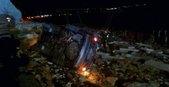 Tragedia sfiorata a Vibo Marina, auto si ribalta nella strada franata: contuso il conducente (FOTO)