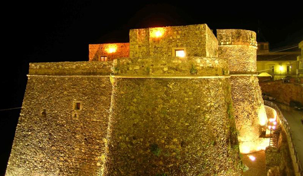 Giornata mondiale dell’Autismo, a Pizzo il Castello Murat si tinge di blu