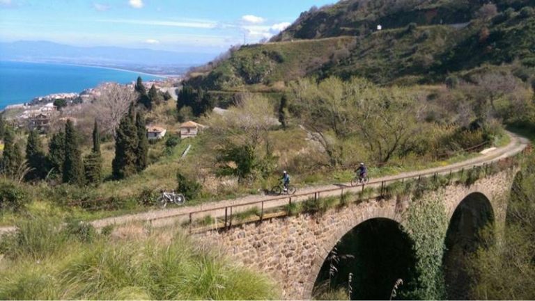 In mountain bike alla scoperta delle “ferrovie dimenticate”, l’escursione di Bicinsieme riscuote consensi