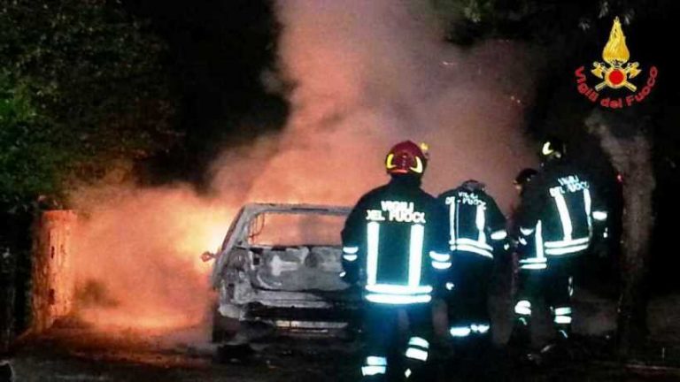 Notte di fuoco nel Vibonese: due auto distrutte dalle fiamme