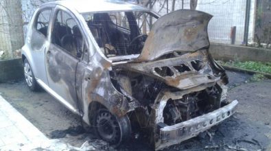 Auto in fiamme nella notte a Vena di Jonadi, indaga la polizia (FOTO)