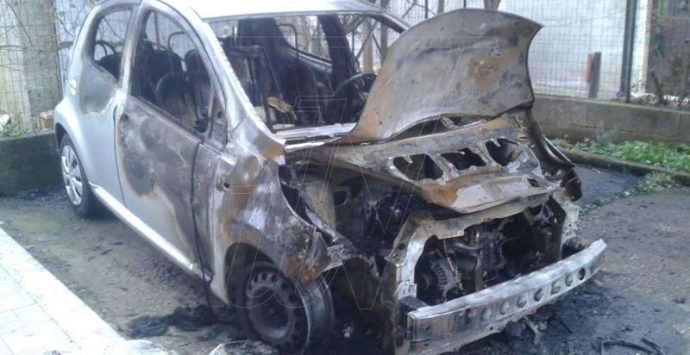 Auto in fiamme nella notte a Vena di Jonadi, indaga la polizia (FOTO)