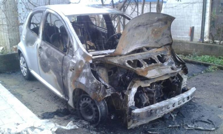 Auto in fiamme nella notte a Vena di Jonadi, indaga la polizia (FOTO)