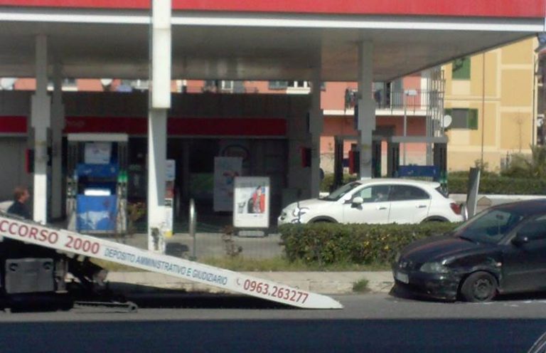 Incidente stradale a Vibo lungo la Statale 18, sul posto vigili e polizia (FOTO)