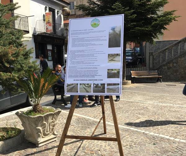 Pizzoni, l’opposizione manifesta in piazza e… viene redarguita dai vigili