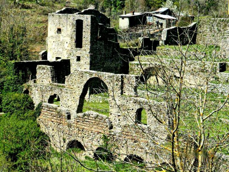 La storia di Mongiana spiegata ai bambini dal sindaco Iorfida