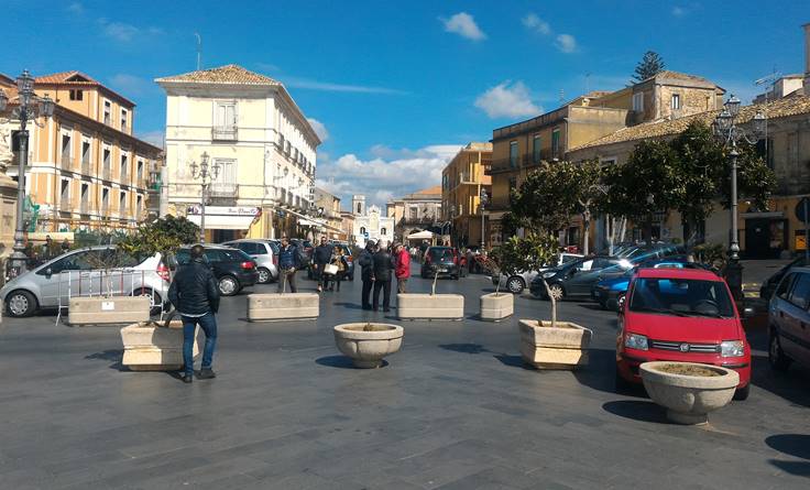 Pizzo, il Meetup contro le soste selvagge: «Piazza della Repubblica torni isola pedonale»