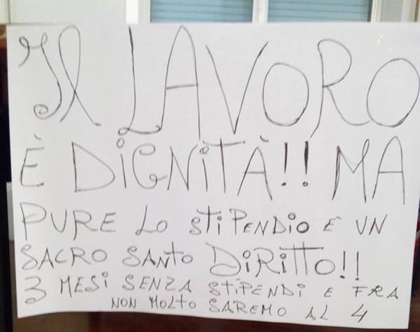 Briatico, protestano gli addetti alla raccolta rifiuti: occupata la sala consiliare del Comune