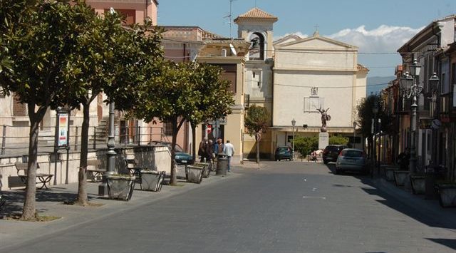 Discarica a Sant’Onofrio, il sindaco porta in piazza le ragioni del “sì”