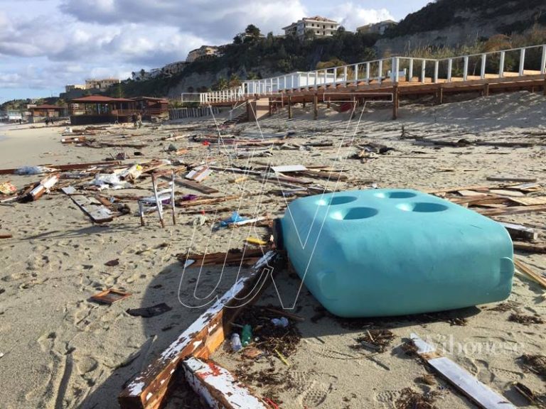 Rifiuti spiaggiati sulle coste calabresi, è quella di Vibo Marina la spiaggia più soggetta al fenomeno