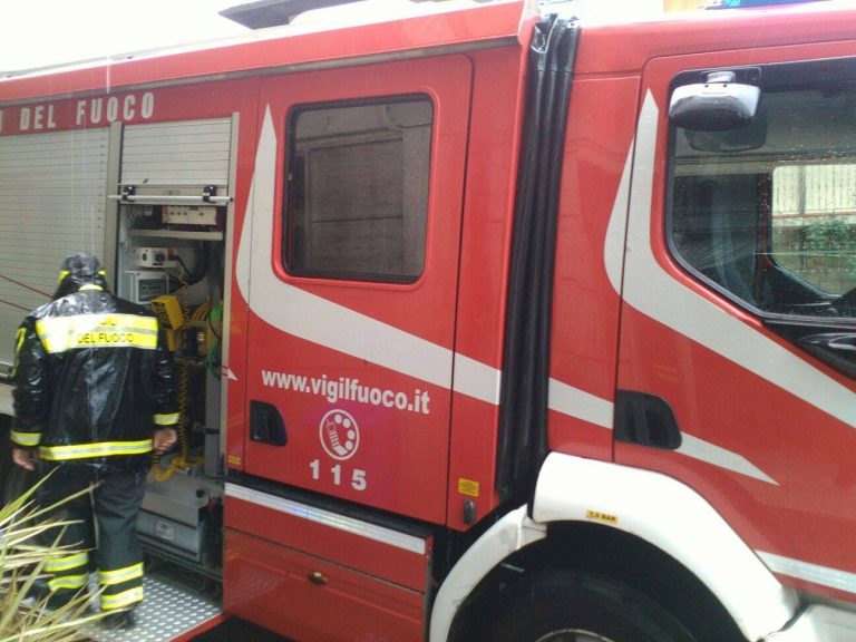 Incendio in pieno centro a Vibo nel cortile di una scuola e vicino ad un parcheggio (VIDEO)