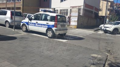 Vibo, se anche la Municipale parcheggia sulle strisce…