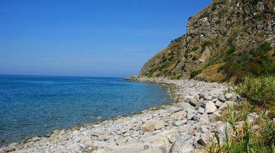 Rubano massi sul lungomare di Joppolo, scattano due denunce