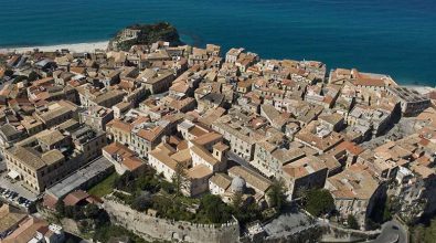 Auto incendiata nella notte a Tropea, indagano i carabinieri