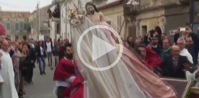 VIDEO | Affruntata a Briatico, scivola uno dei fratelli: statua della Madonna salva per miracolo
