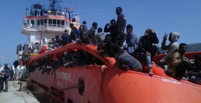 Sbarco di migranti record a Vibo Marina, l’“Asso ventinove” attracca in porto (FOTO)