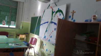 Vandali in azione nella scuola “De Maria” di Vibo Marina: aule devastate