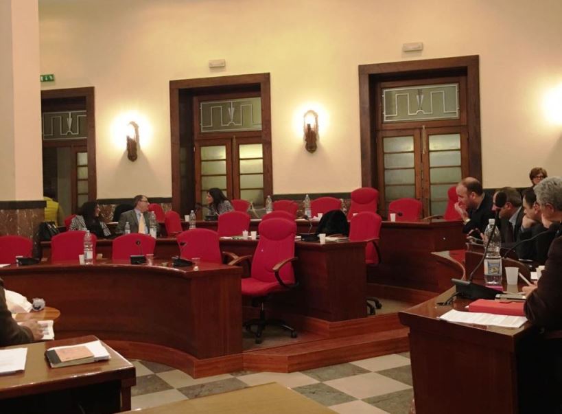 Aula semivuota a Palazzo Luigi Razza