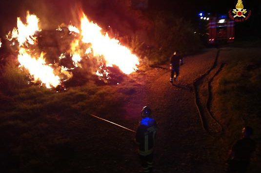 Fienile con due trattori in fiamme nel Vibonese