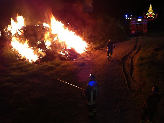 Casolare agricolo in fiamme nel Vibonese, indagini