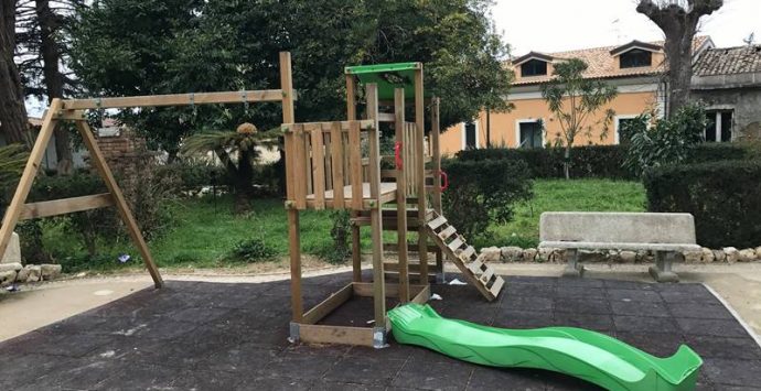 Nuovo raid vandalico in pieno centro a Vibo, danneggiati i giochi della villa comunale