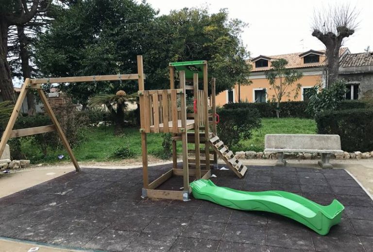 Nuovo raid vandalico in pieno centro a Vibo, danneggiati i giochi della villa comunale