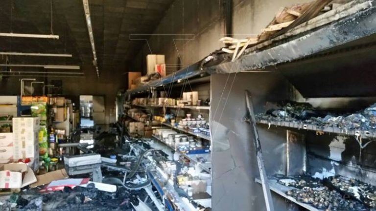 Incendio nella notte all’Ard Discount di Vibo, ingenti i danni (VIDEO)