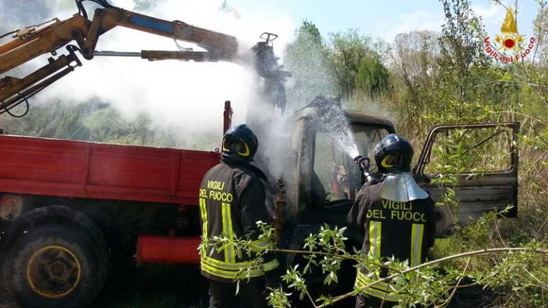 Autocarro in fiamme a Maierato, ingenti i danni