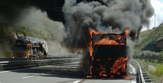 Autobus in fiamme sull’autostrada, salvi per miracolo gli occupanti (FOTO/VIDEO)